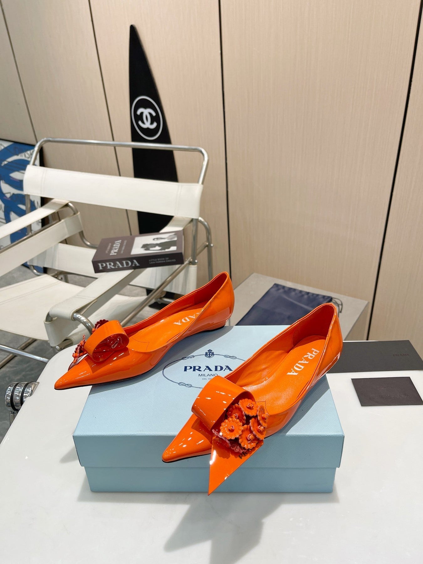 BALLET FLATS POINTED TOE IN ORANGE PATENT CALFSKIN ATTACHED FLOWERS