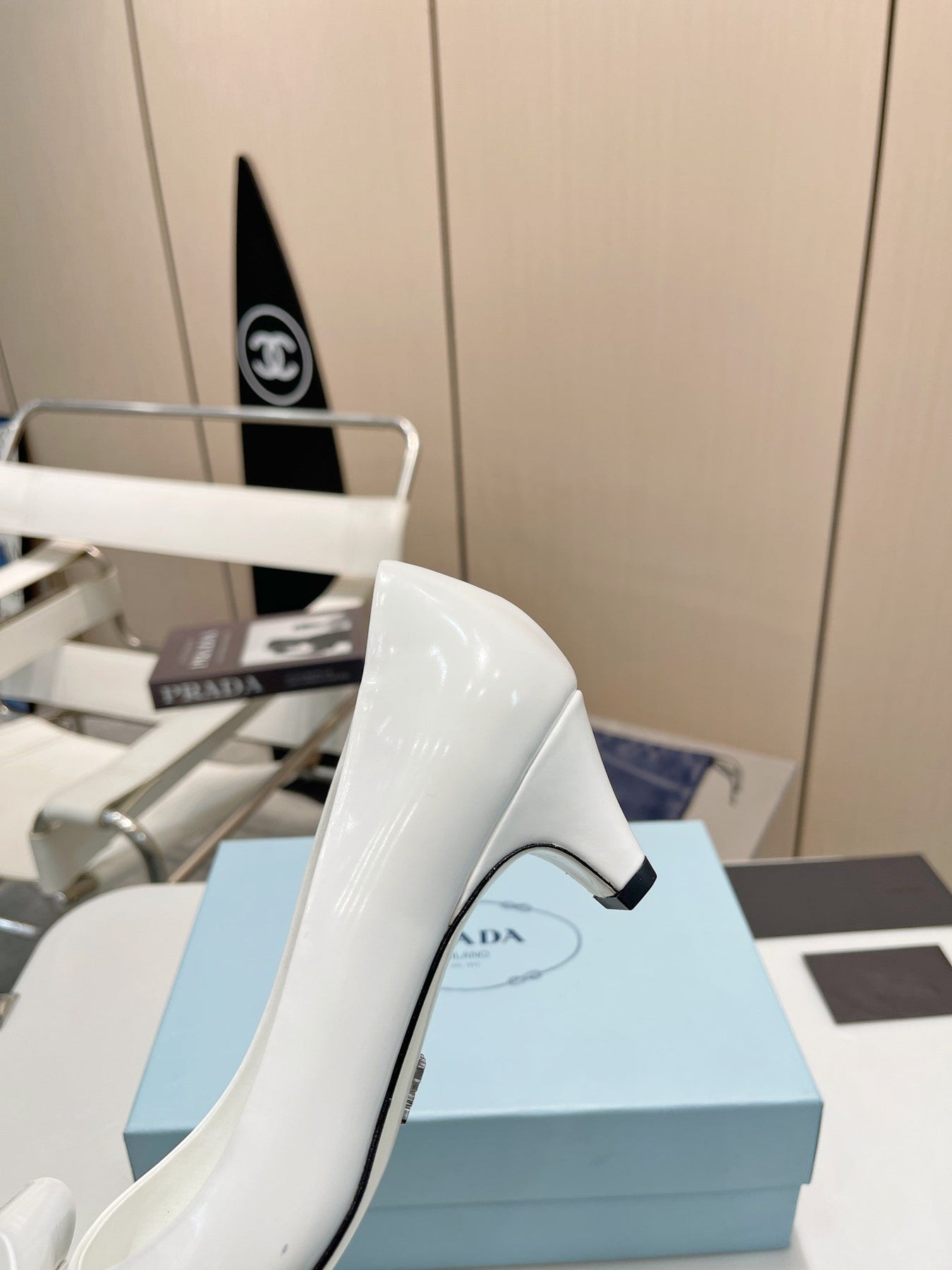 POINTED TOE PUMPS KITTEN HEEL IN WHITE GLOSSY LAMBSKIN WITH BOW