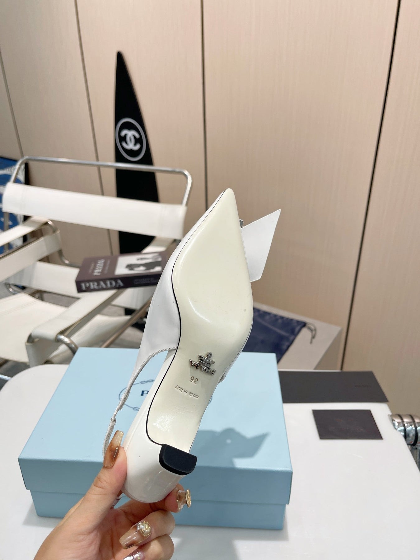 POINTED TOE SLINGBACK KITTEN HEEL WITH FLOWER BOW IN WHITE GLOSSY LAMBSKIN