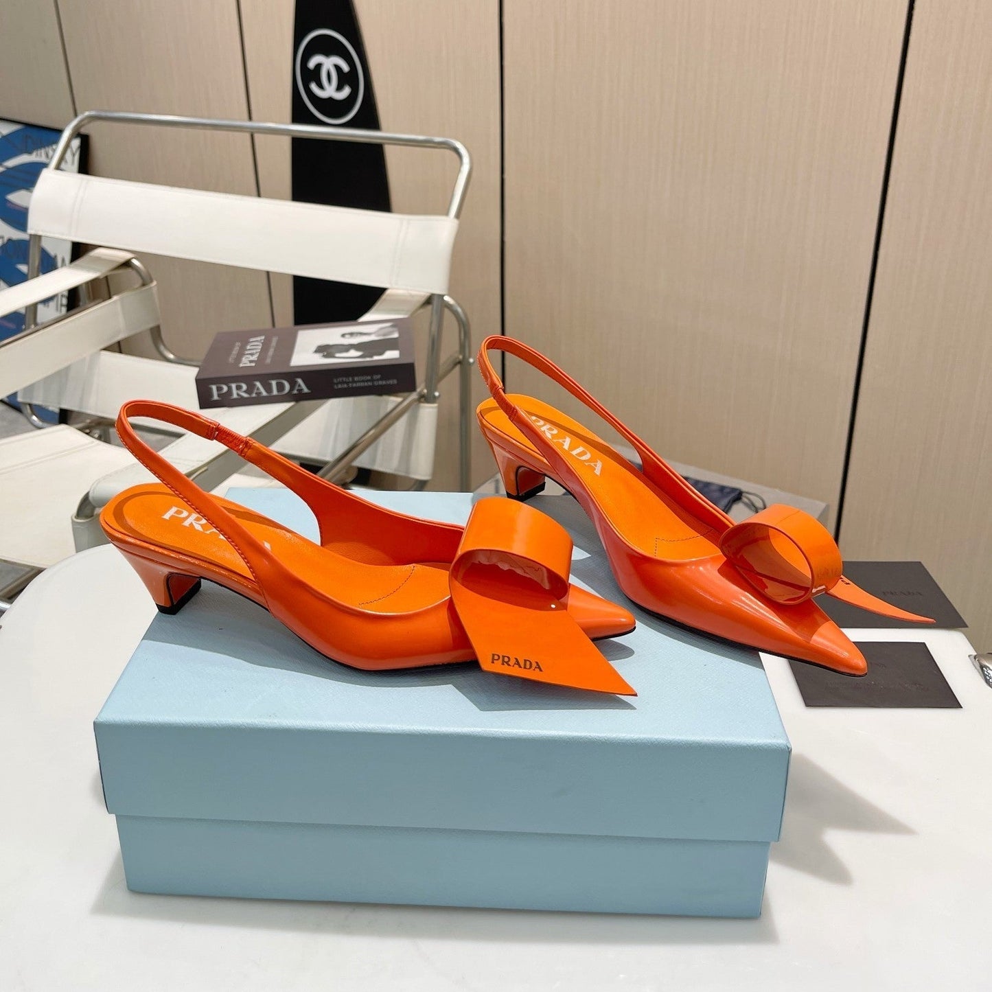 POINTED TOE SLINGBACK KITTEN HEEL WITH BOW IN ORANGE GLOSSY LAMBSKIN