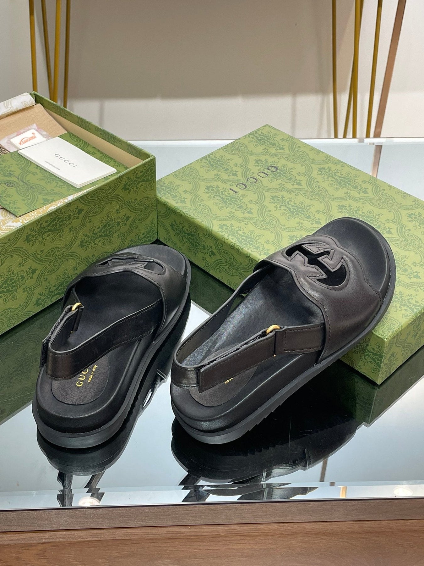 GG INTERLOCKING G CUT OUT SANDAL BLACK LAMBSKIN