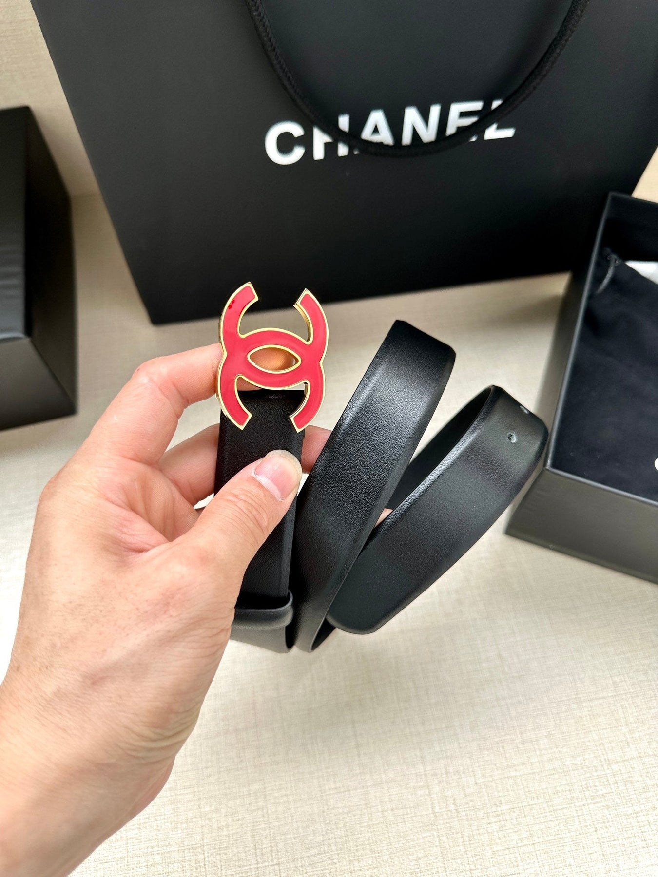 CC 30MM BELT IN BLACK SMOOTH CALFSKIN WITH RED METAL LOGO