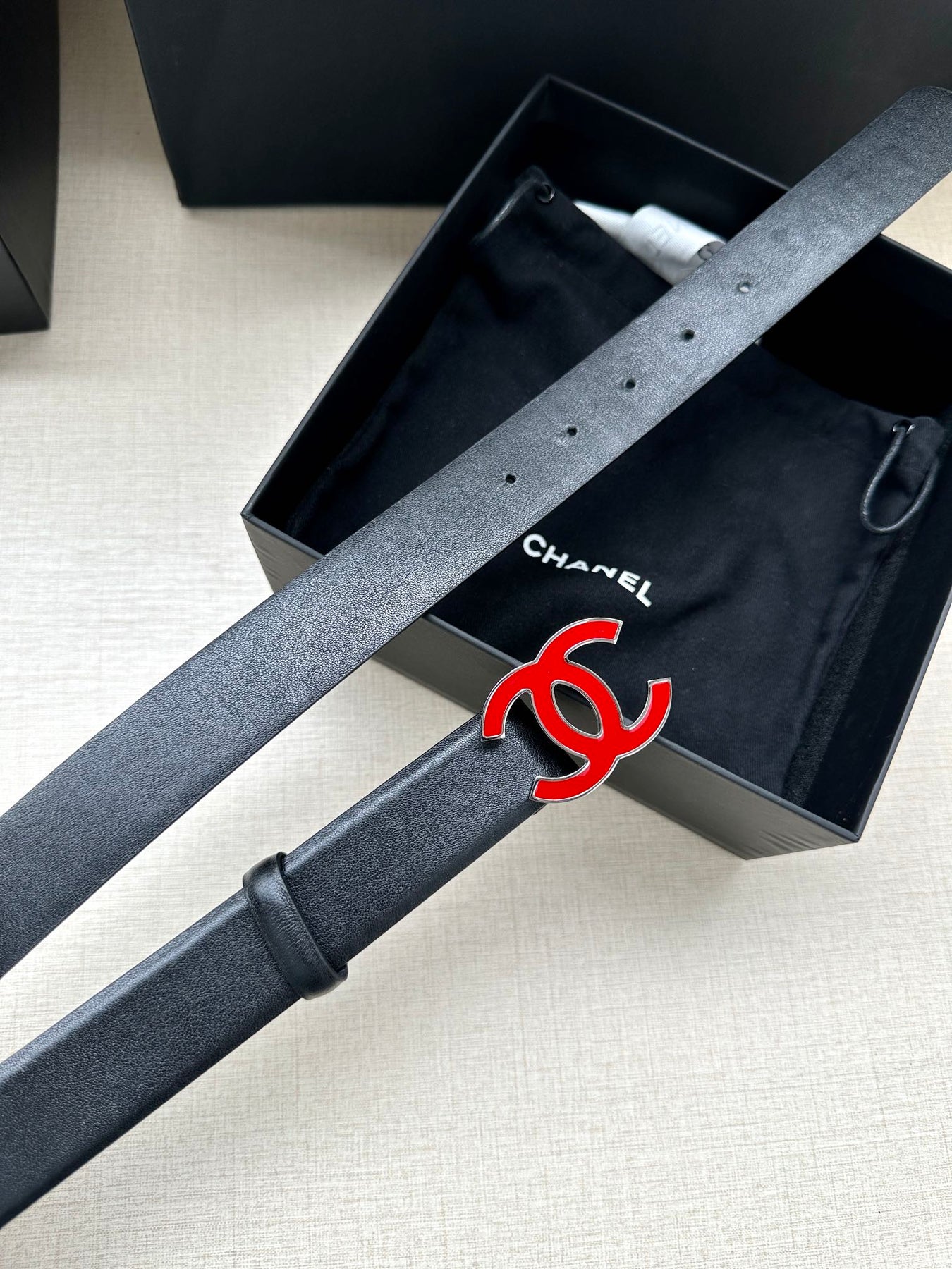 CC 30MM BELT IN BLACK SMOOTH CALFSKIN WITH RED METAL LOGO
