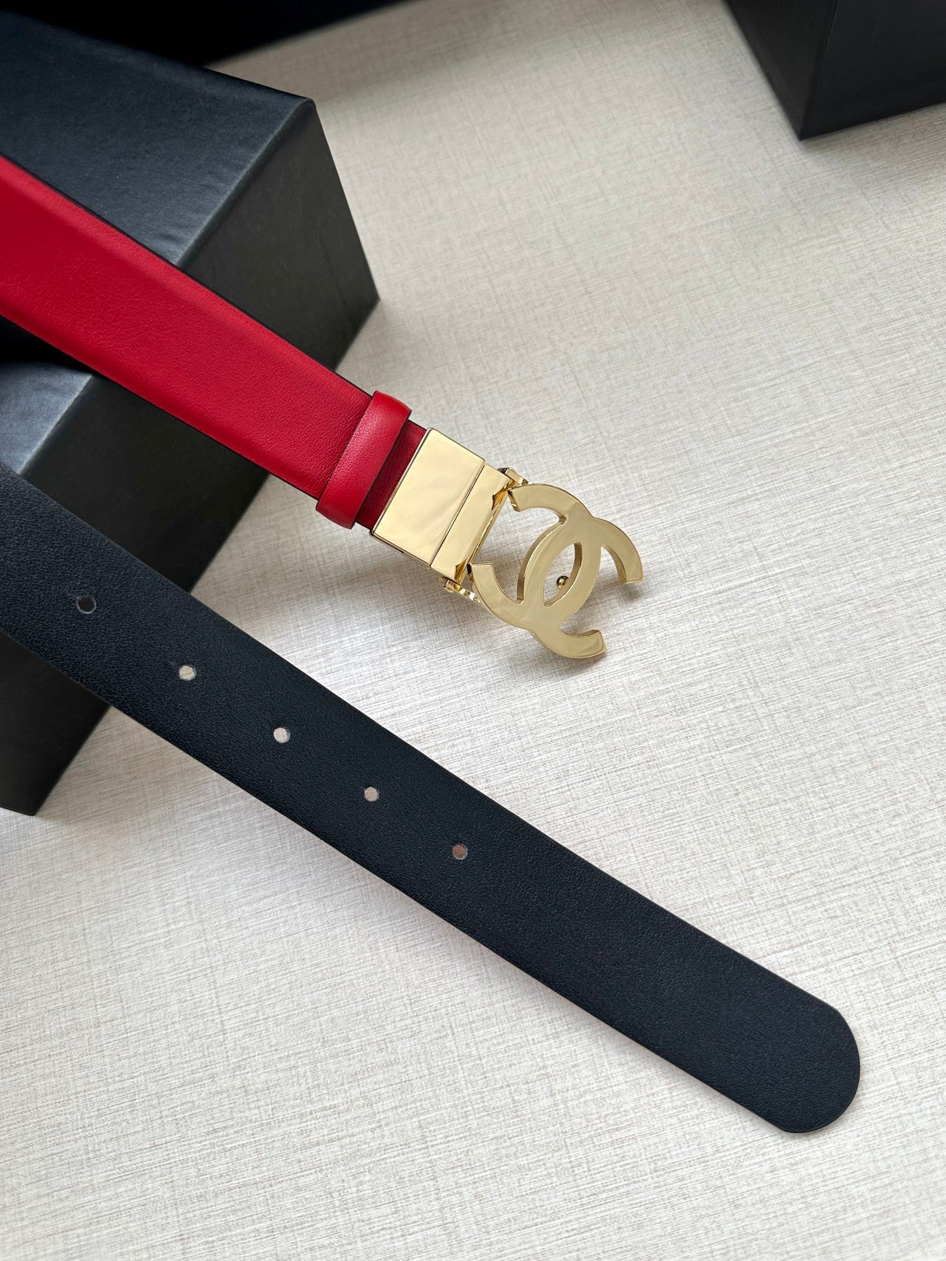 CC 30MM BELT IN CHERRY RED AND BLACK CALFSKIN WITH GOLD HARDWARE