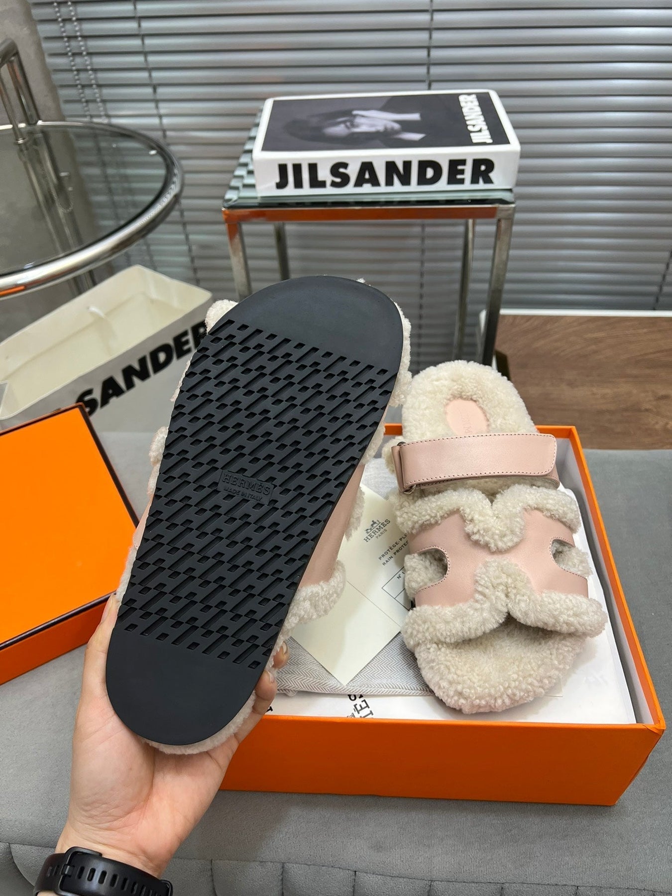 CHYPRE SLIPPERS IN BEIGE LAMB WOOL AND BABY PINK CALFSKIN