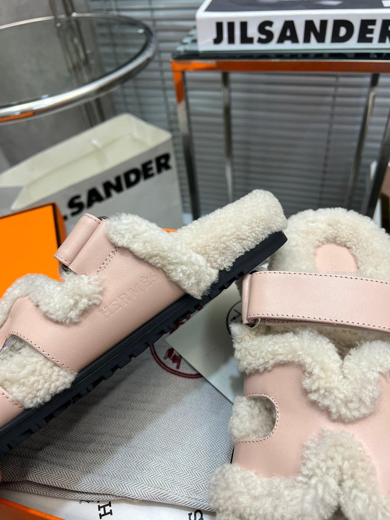 CHYPRE SLIPPERS IN BEIGE LAMB WOOL AND BABY PINK CALFSKIN