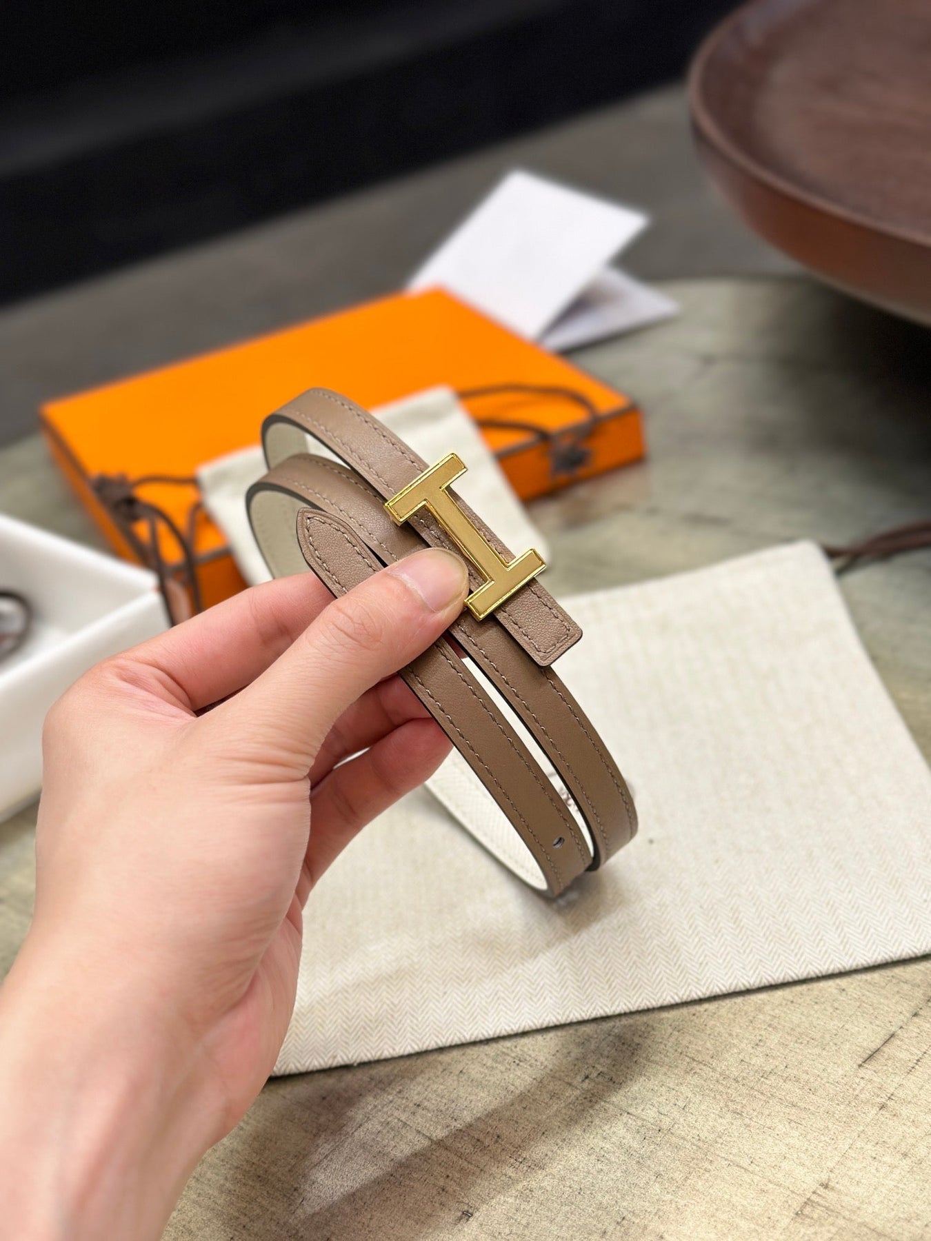 HM FOCUS BUCKLE & REVERSIBLE PEANUT BROWN AND WHITE LEATHER STRAP 13MM GOLD HARDWARE