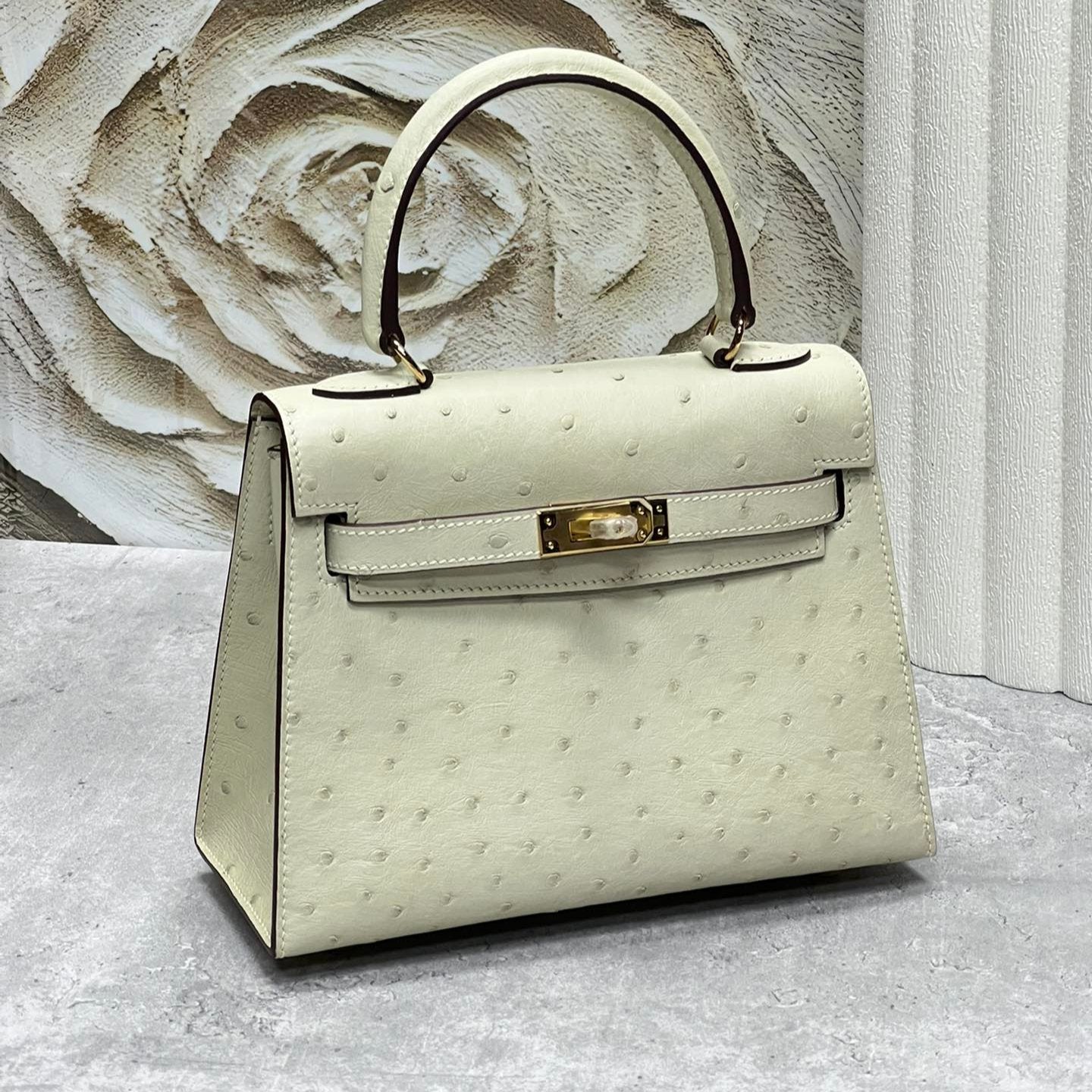 KELLY BAG 20 IN WHITE CREAM OSTRICH LEATHER WITH GOLD HARDWARE