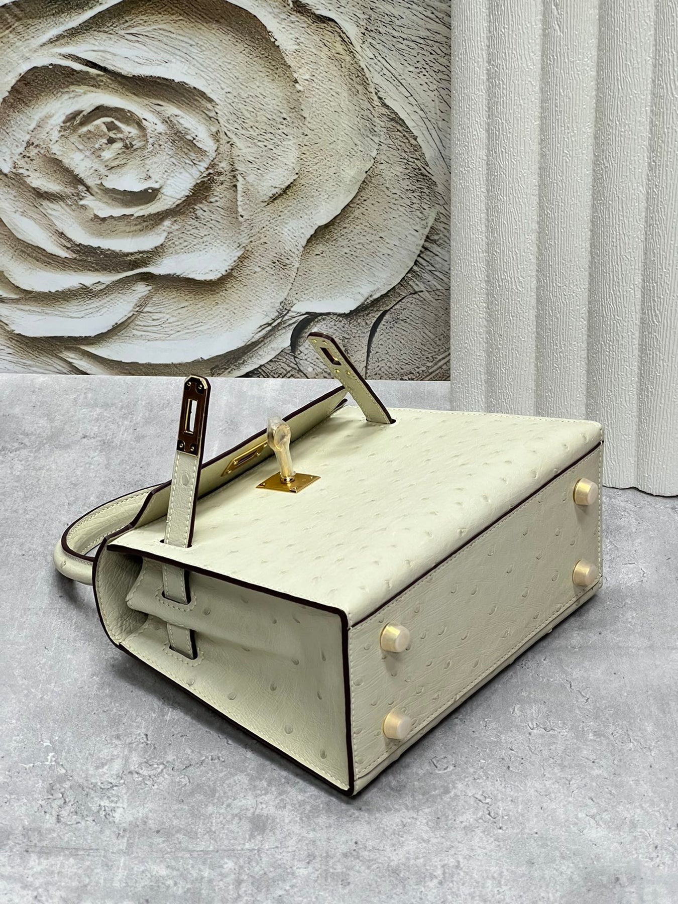 KELLY BAG 20 IN WHITE CREAM OSTRICH LEATHER WITH GOLD HARDWARE