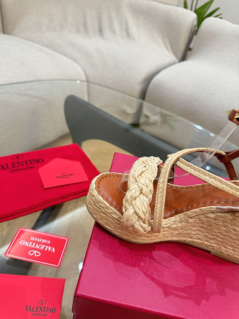 GARAVANI ROCKSTUD WEDGE SANDALS IN BRONZE BROWN CALFSKIN AND BEIGE RAFFIA