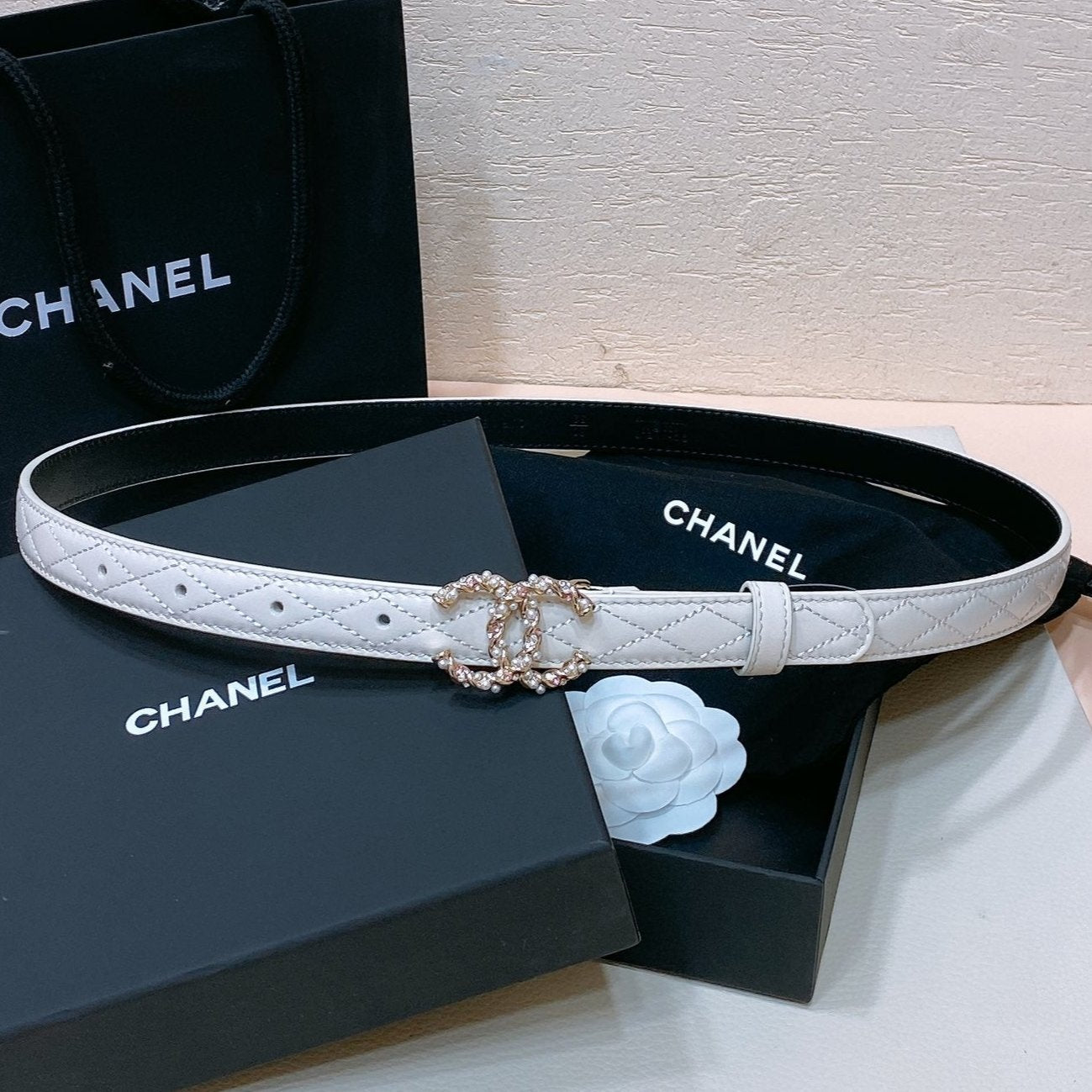 CC BELT 20MM IN WHITE EMBROIDERED CALFSKIN GOLD HARDWARE ATTACH PEARL