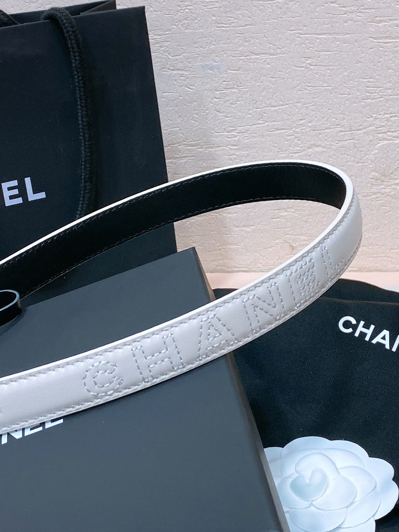 CC BELT 20MM IN WHITE EMBROIDERED CALFSKIN GOLD HARDWARE ATTACH PEARL