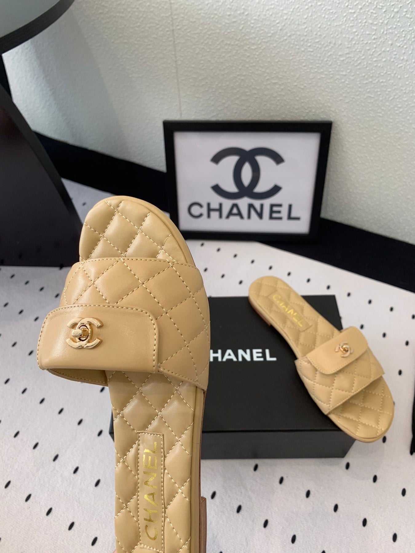 CC SLIPPERS IN YELLOW CREAM CALFSKIN