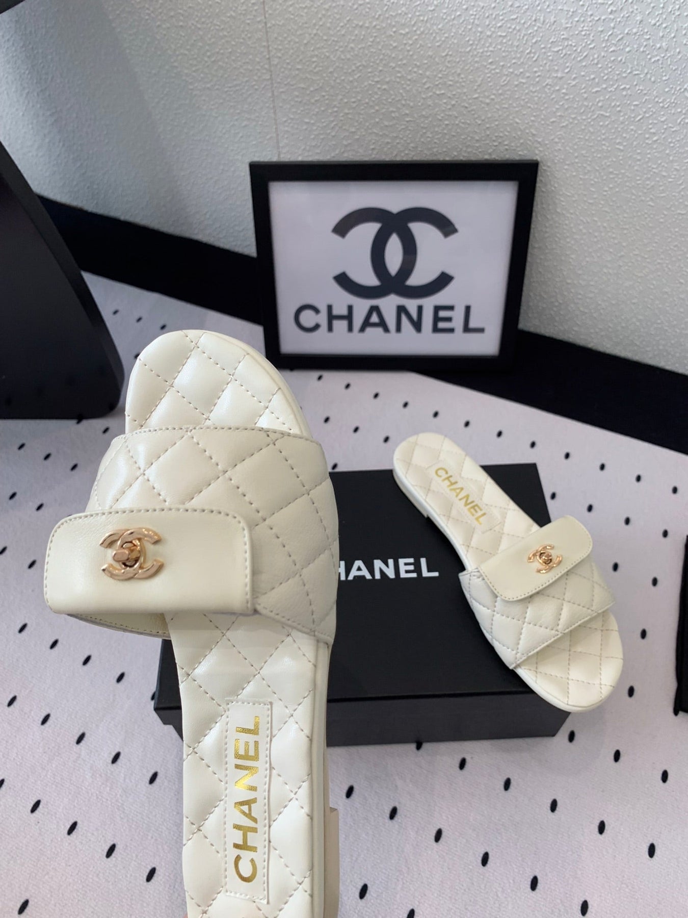 CC SLIPPERS IN WHITE CALFSKIN