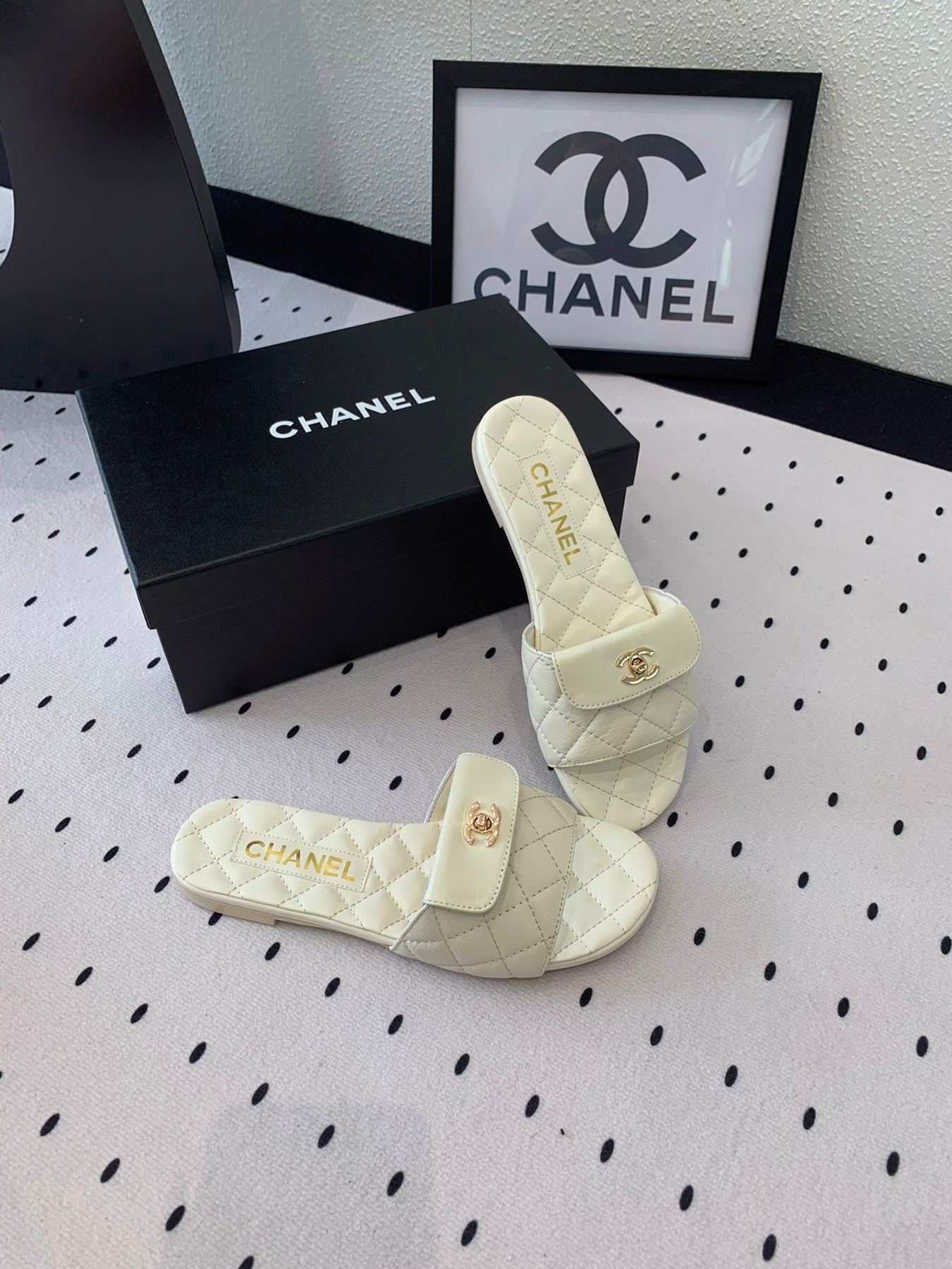 CC SLIPPERS IN WHITE CALFSKIN