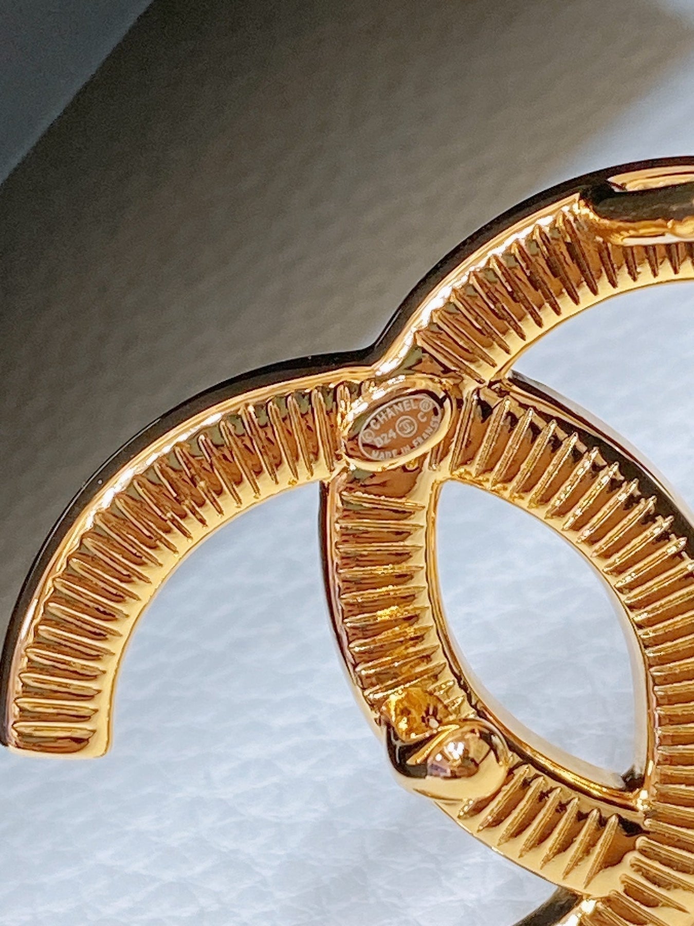 CC BELT 30MM IN WHITE SMOOTH CALFSKIN GOLD MIX WHITE HARDWARE