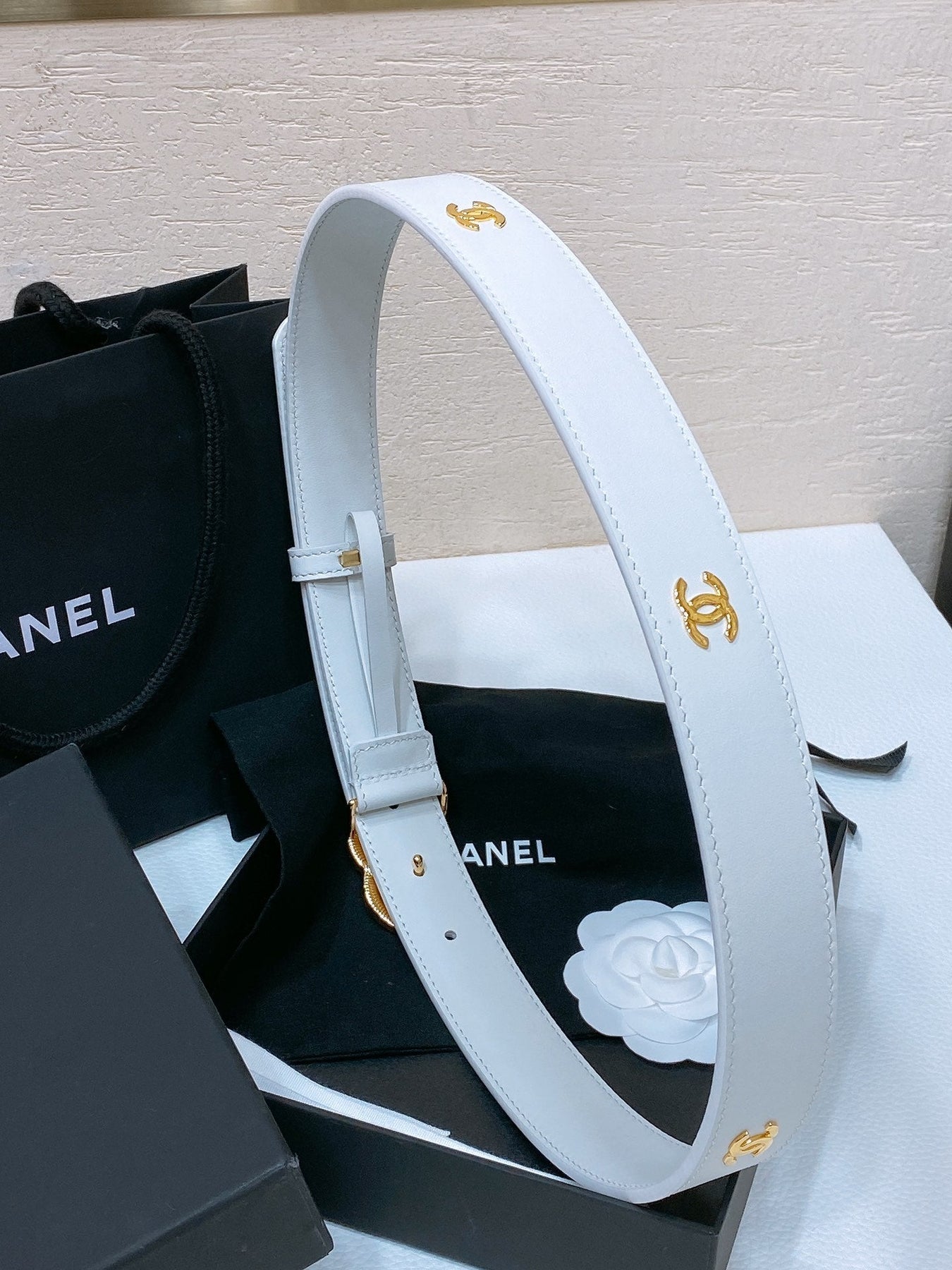 CC BELT 30MM IN WHITE SMOOTH CALFSKIN GOLD MIX WHITE HARDWARE