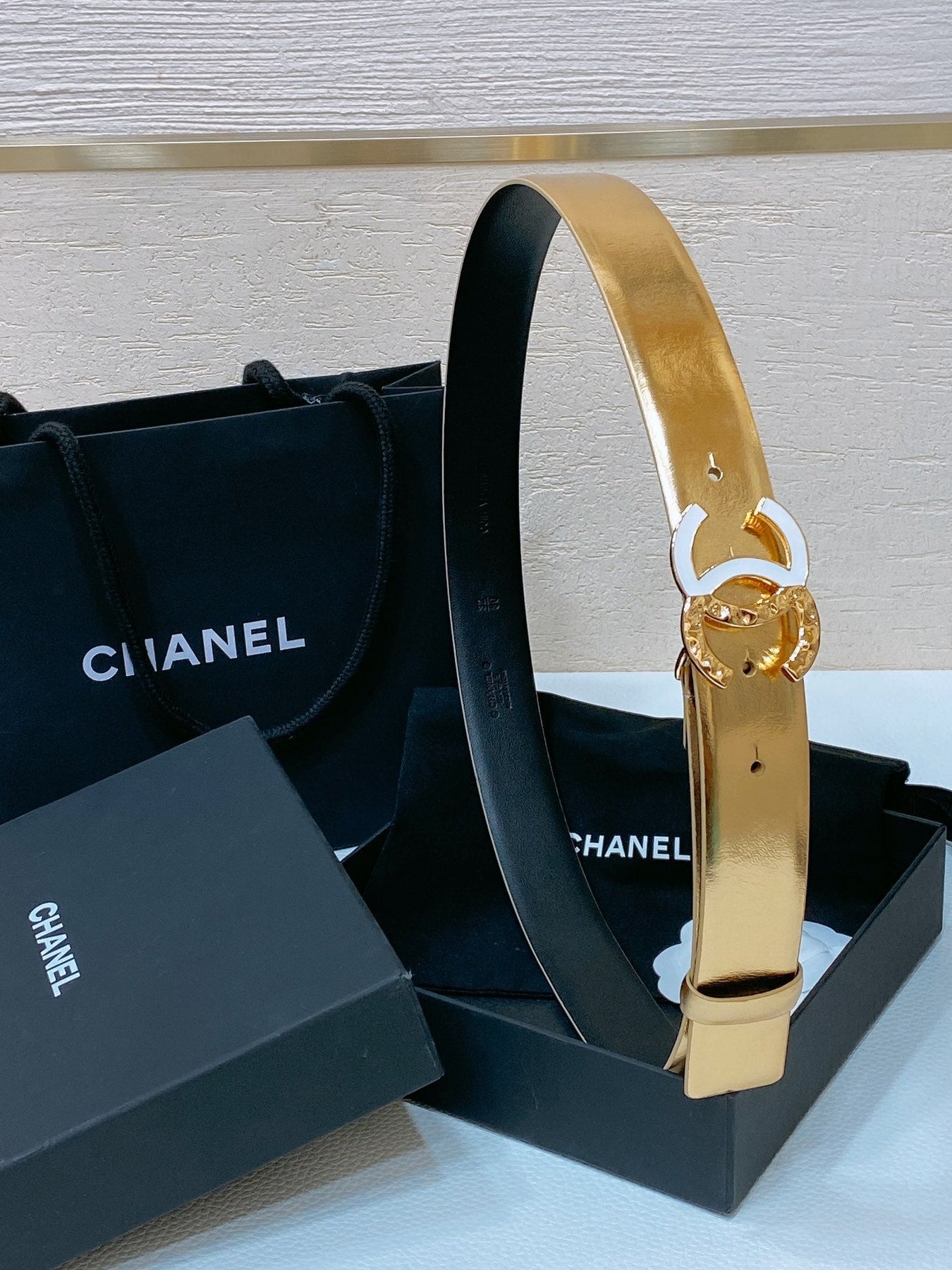 CC BELT 30MM IN GOLD SMOOTH CALFSKIN GOLD MIX WHITE HARDWARE