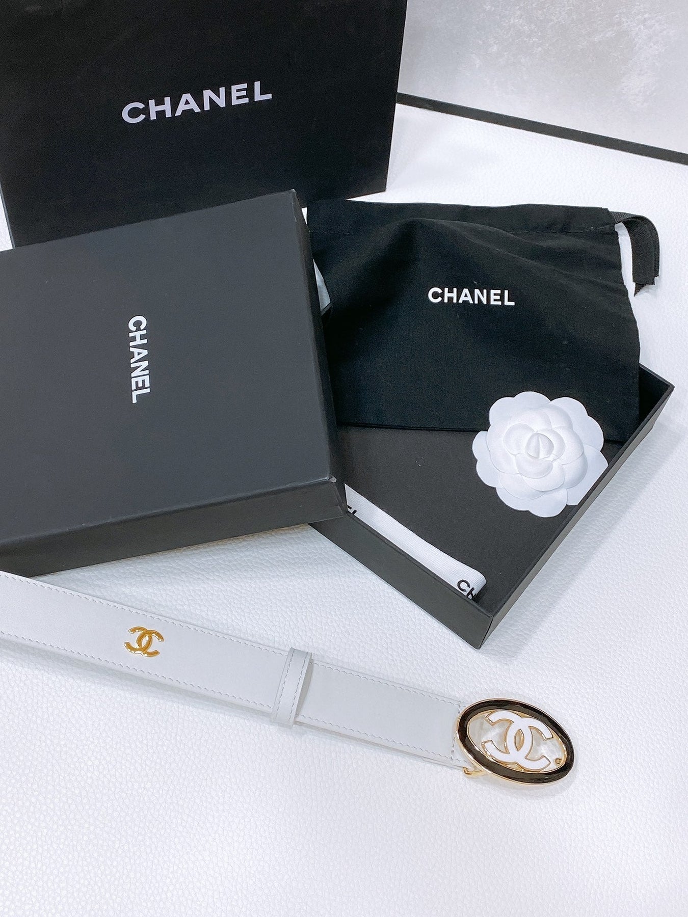 CC 30MM BELT IN WHITE SMOOTH CALFSKIN WHITE MIX BLACK METAL LOGO GOLD HARDWARE