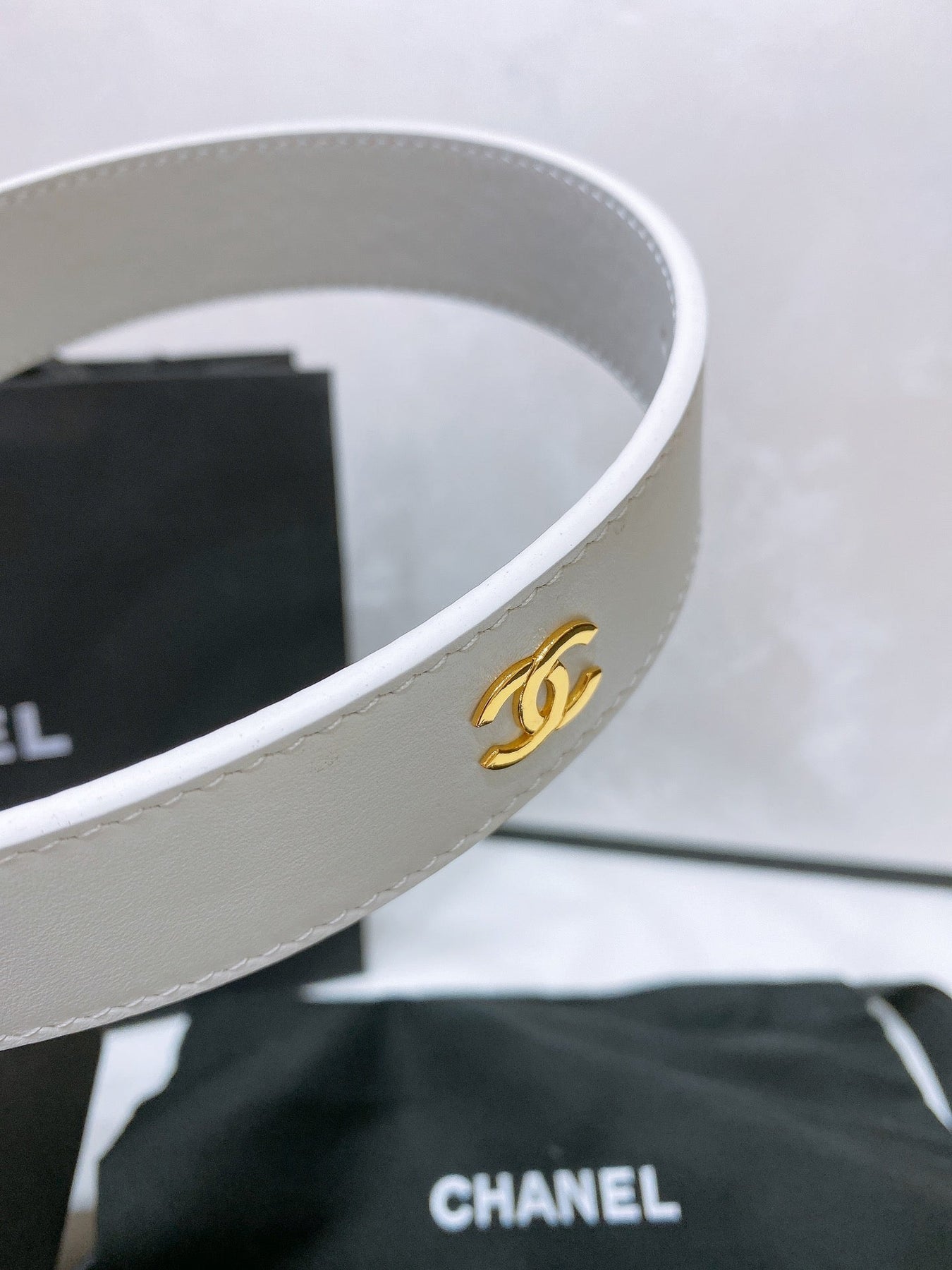 CC 30MM BELT IN WHITE SMOOTH CALFSKIN WHITE MIX BLACK METAL LOGO GOLD HARDWARE