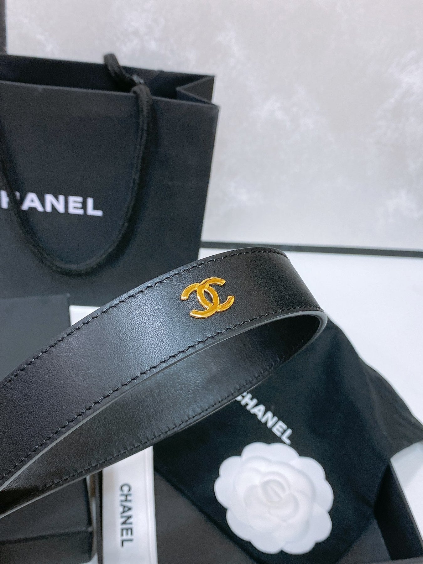 CC BELT 30 MM IN BLACK CALFSKIN PEARL LOGO WITH GOLD HARDWARE