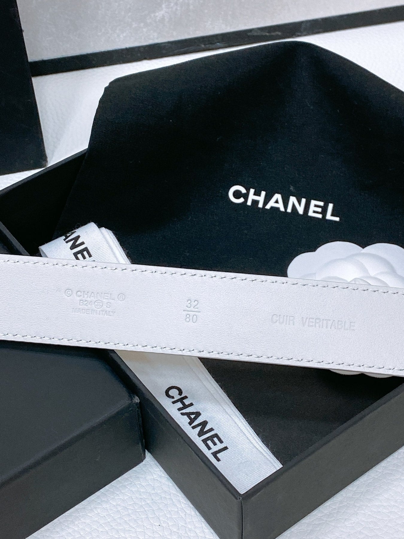 CC BELT 30 MM IN WHITE CALFSKIN PEARL LOGO WITH GOLD HARDWARE