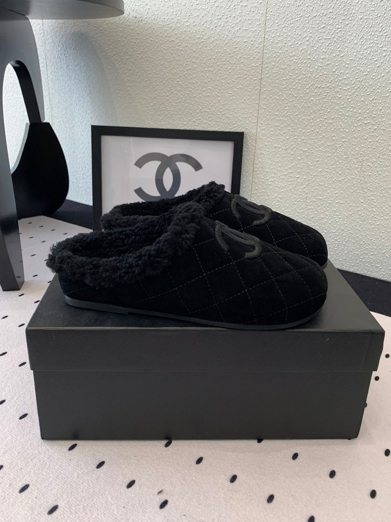 FLAT MULE IN BLACK SUEDE AND LAMB FUR LINING