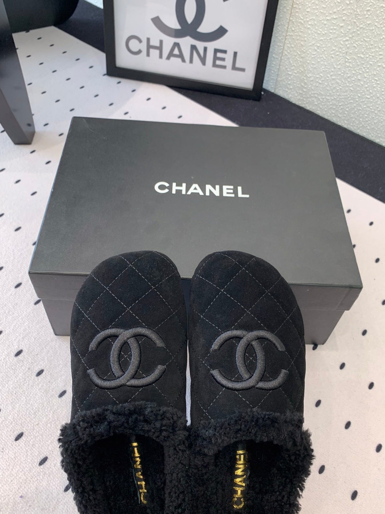 FLAT MULE IN BLACK SUEDE AND LAMB FUR LINING