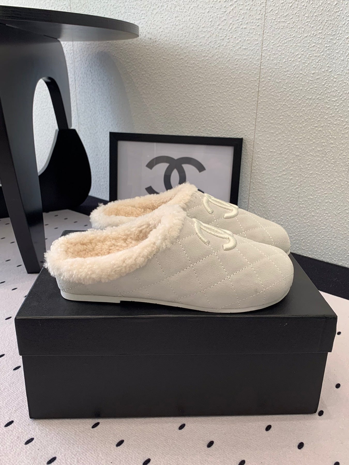 FLAT MULE IN BEIGE SUEDE AND LAMB FUR LINING