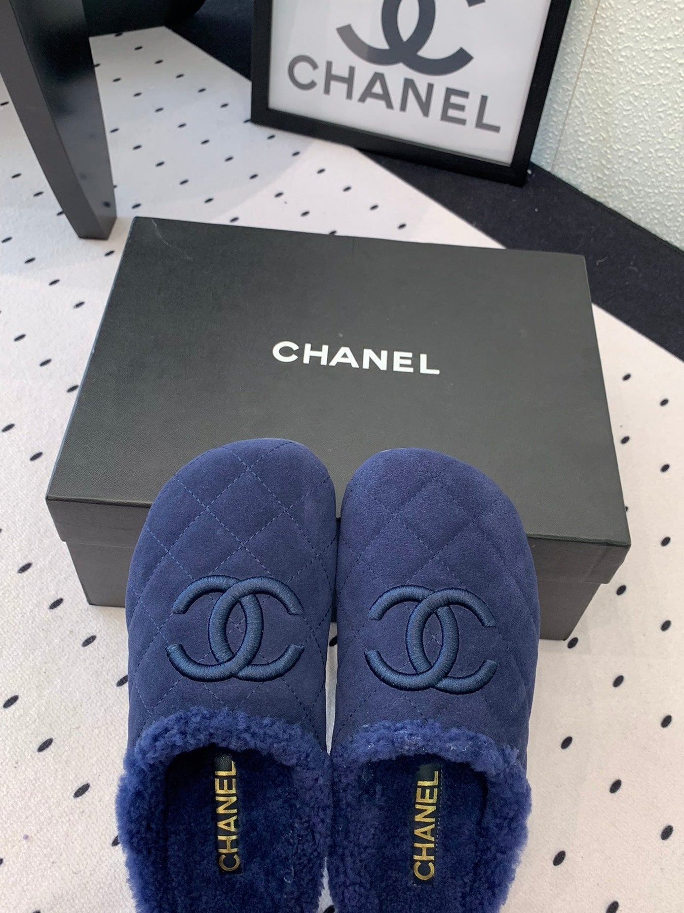 FLAT MULE IN NAVY BLUE SUEDE AND LAMB FUR LINING