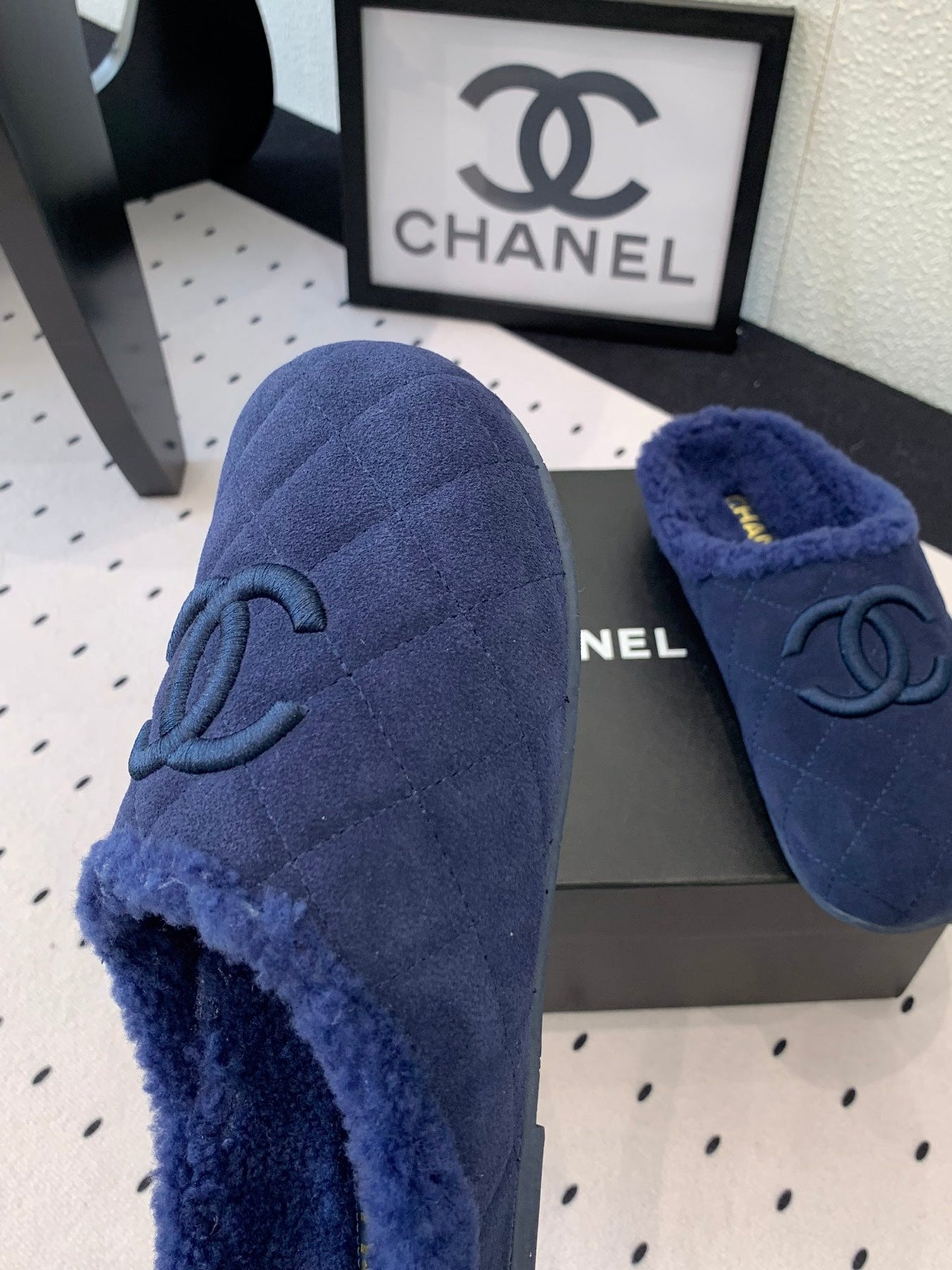 FLAT MULE IN NAVY BLUE SUEDE AND LAMB FUR LINING