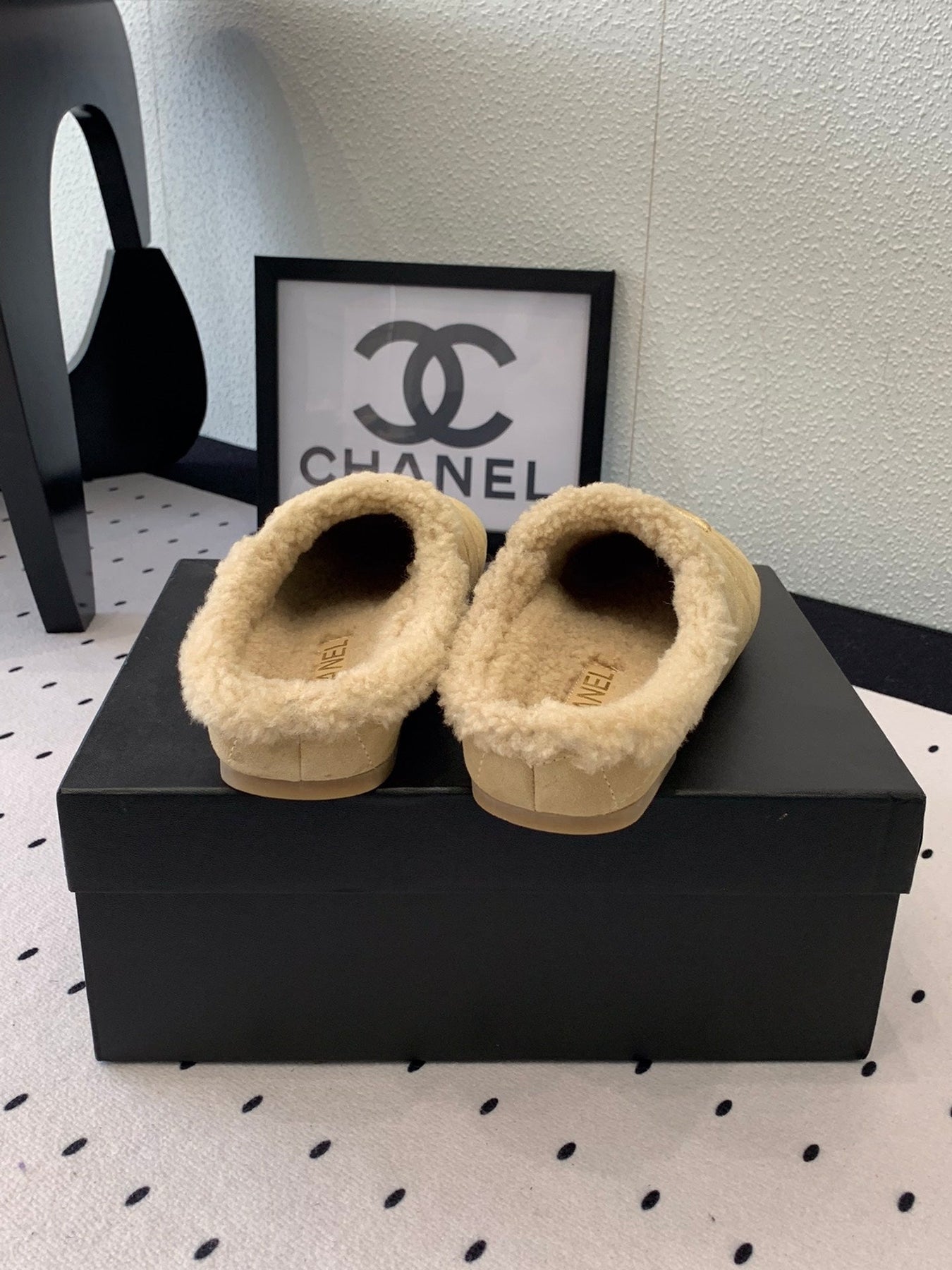 FLAT MULE IN TORTILLA BROWN SUEDE AND LAMB FUR LINING