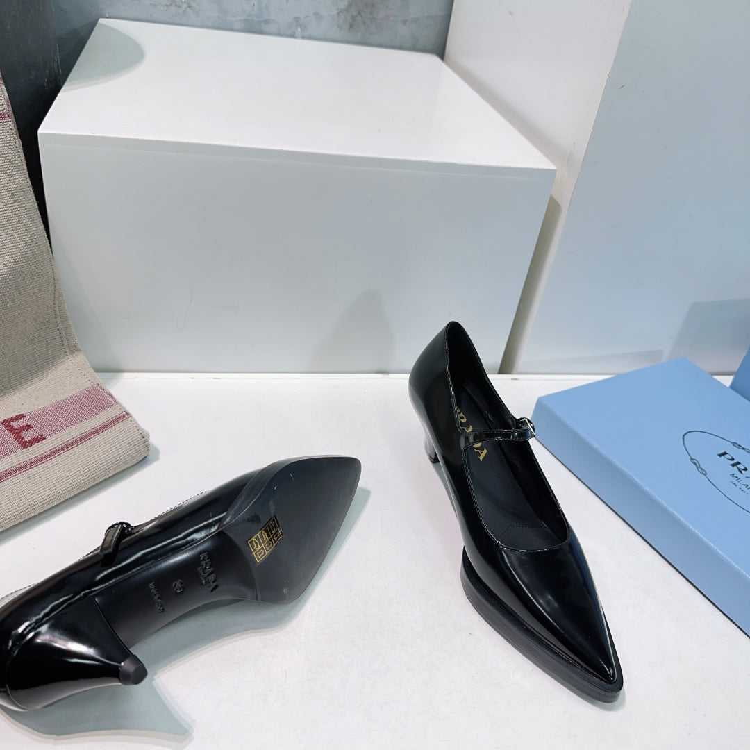 POINTED TOE MEDIUM HEEL PUMPS IN BLACK GLOSSY LAMBSKIN