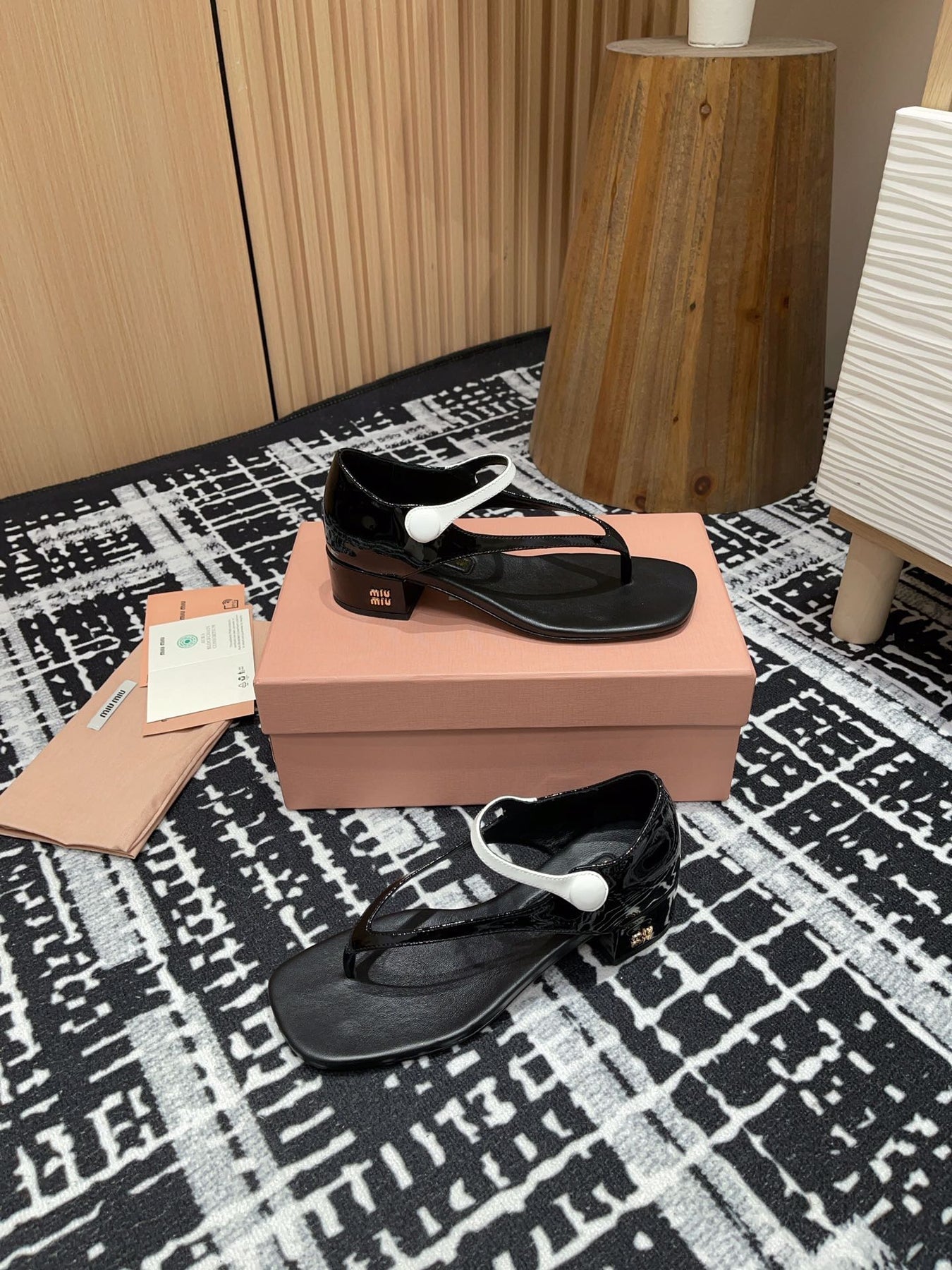 HIGH THONG SANDALS WITH WHITE STRAP IN BLACK GLOSSY LAMBSKIN