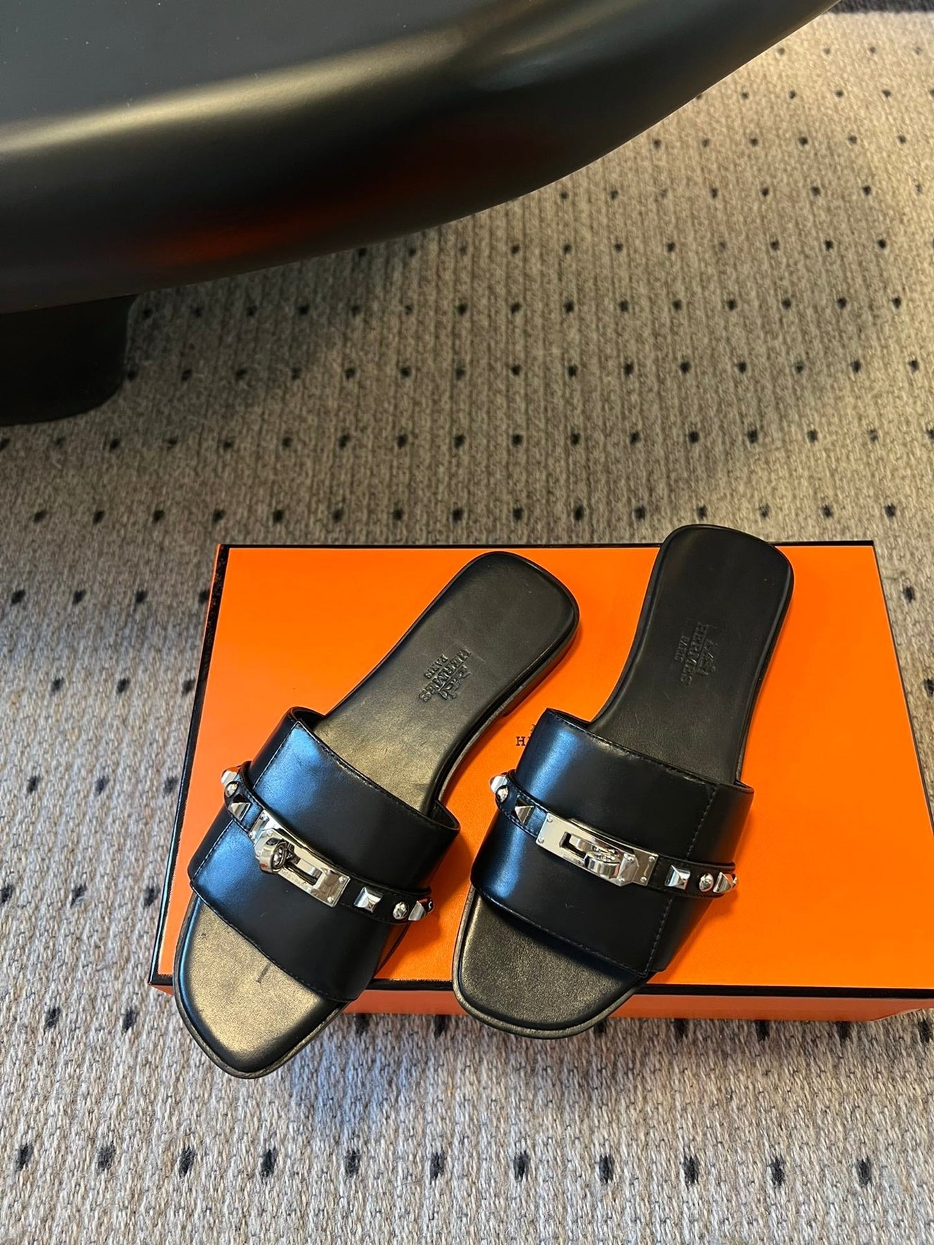 GIULIA FLAT SANDAL IN BLACK CALFSKIN