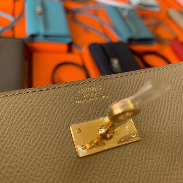 HERM Kelly Classique To Go Wallet In Tourterelle Epsom Calfskin