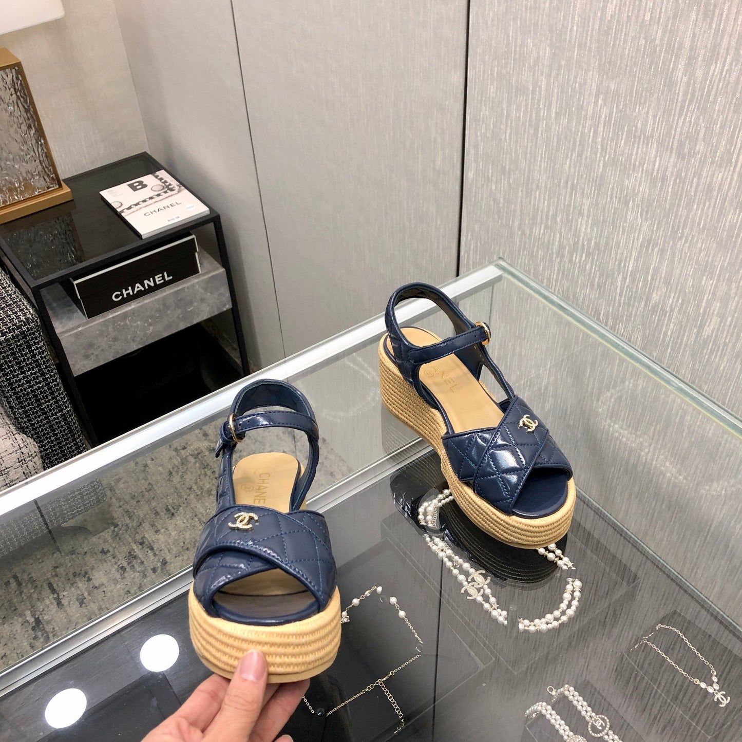 PEEP-TOE THICK SOLE SANDALS IN NAVY BLUE PATENT LAMBSKIN