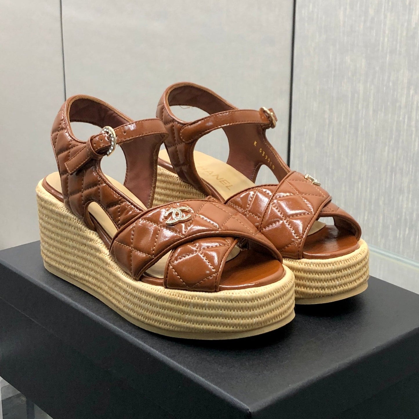 PEEP-TOE THICK SOLE SANDALS IN PERU BROWN PATENT LAMBSKIN