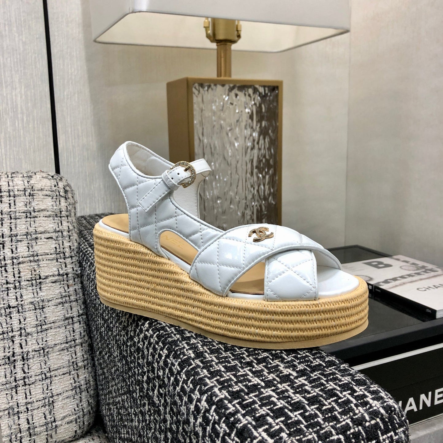 PEEP-TOE THICK SOLE SANDALS IN WHITE PATENT LAMBSKIN