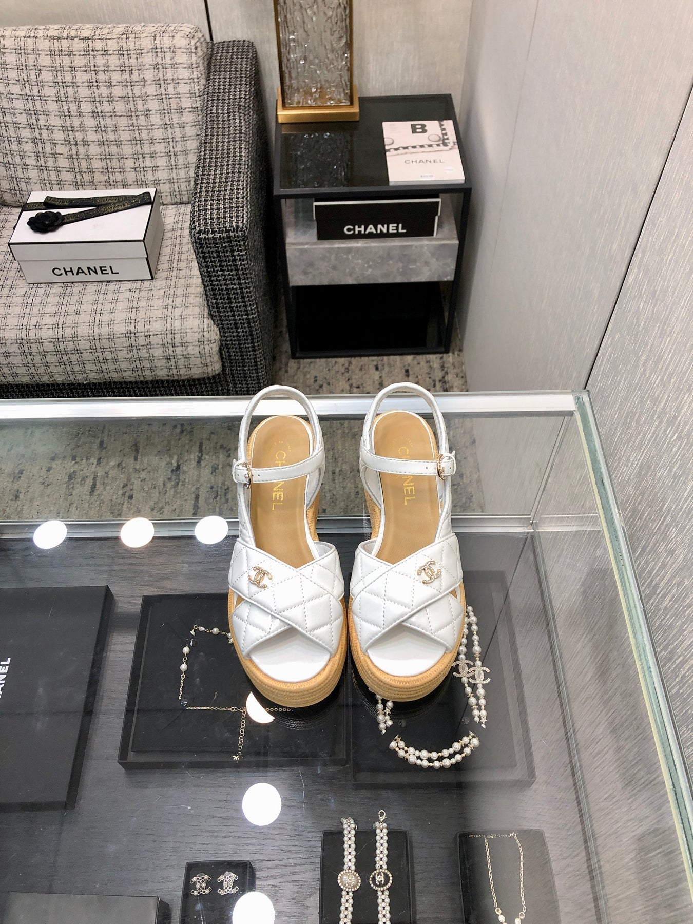 PEEP-TOE THICK SOLE SANDALS IN WHITE PATENT LAMBSKIN