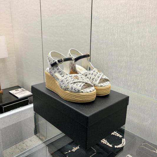 PEEP-TOE THICK SOLE SANDALS IN WHITE MIX BLACK WOVEN FABRIC