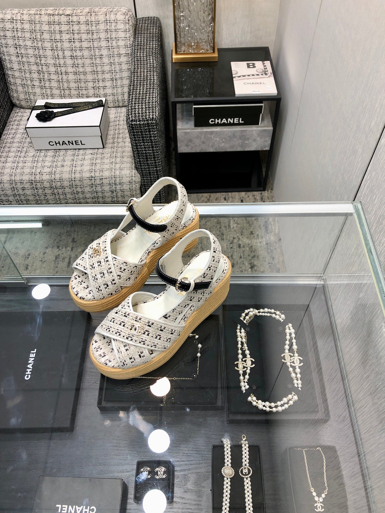 PEEP-TOE THICK SOLE SANDALS IN WHITE MIX BLACK WOVEN FABRIC