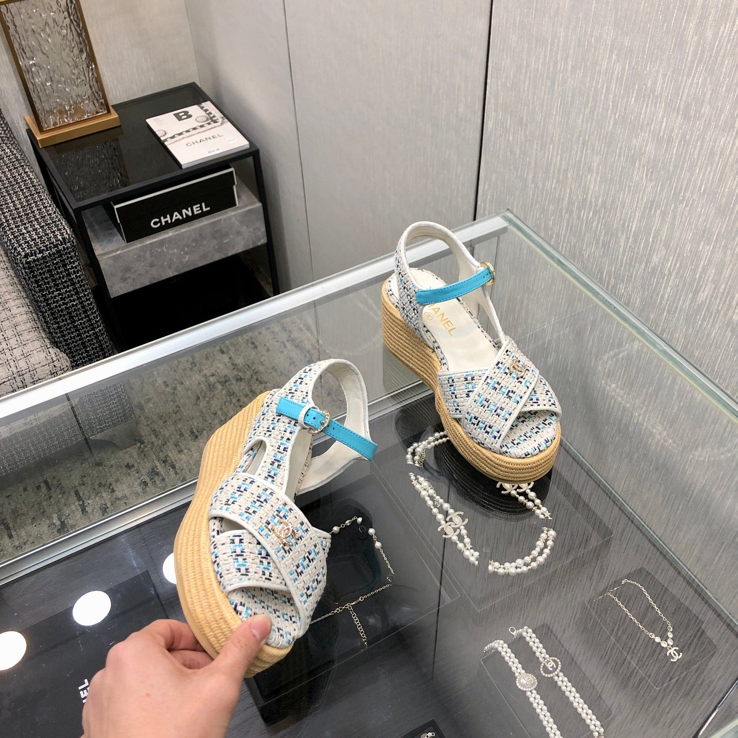 PEEP-TOE THICK SOLE SANDALS IN WHITE MIX BLUE WOVEN FABRIC