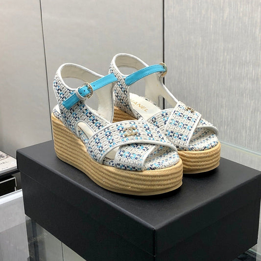 PEEP-TOE THICK SOLE SANDALS IN WHITE MIX BLUE WOVEN FABRIC
