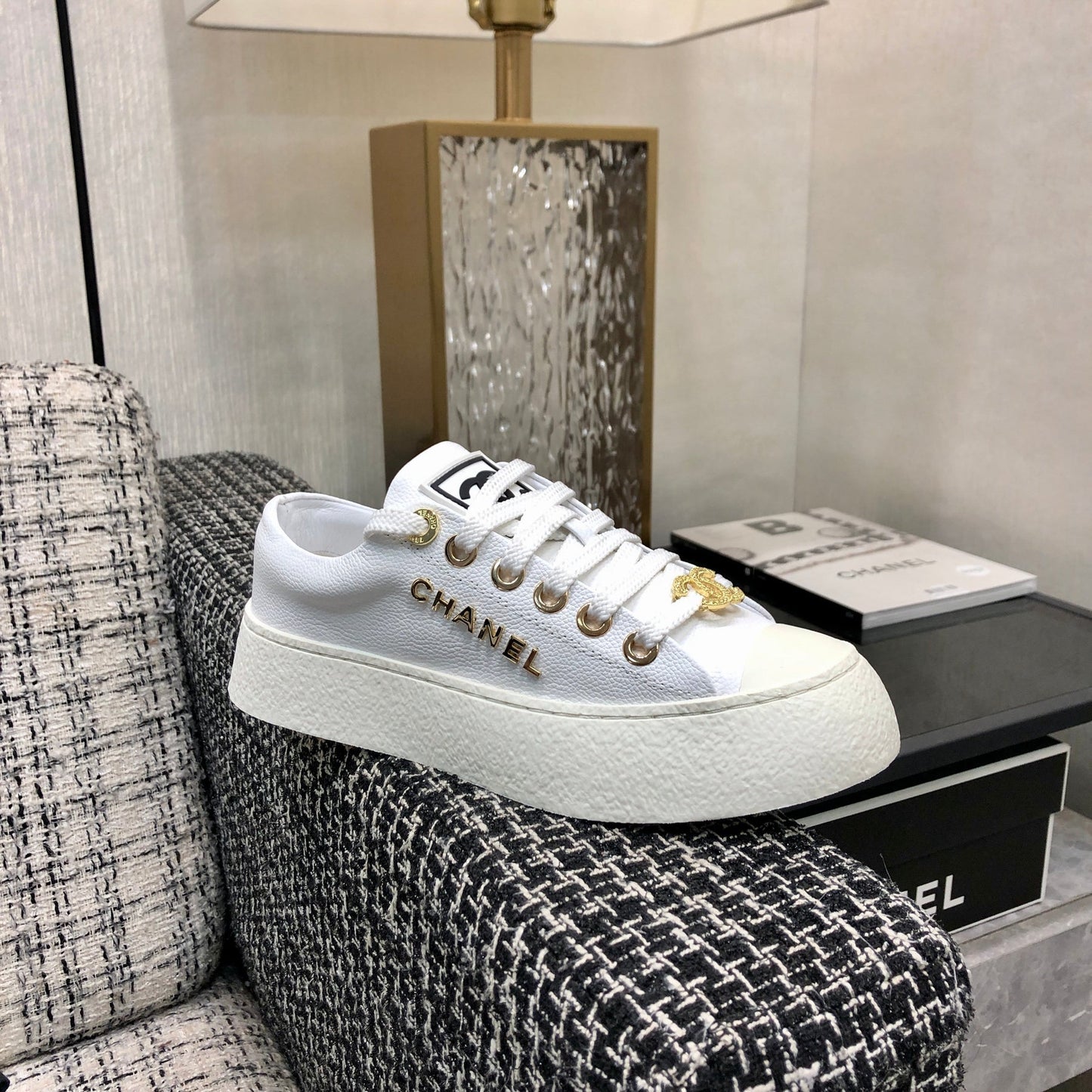 CASUAL SNEAKER IN WHITE LAMBSKIN WITH GOLD LOGO