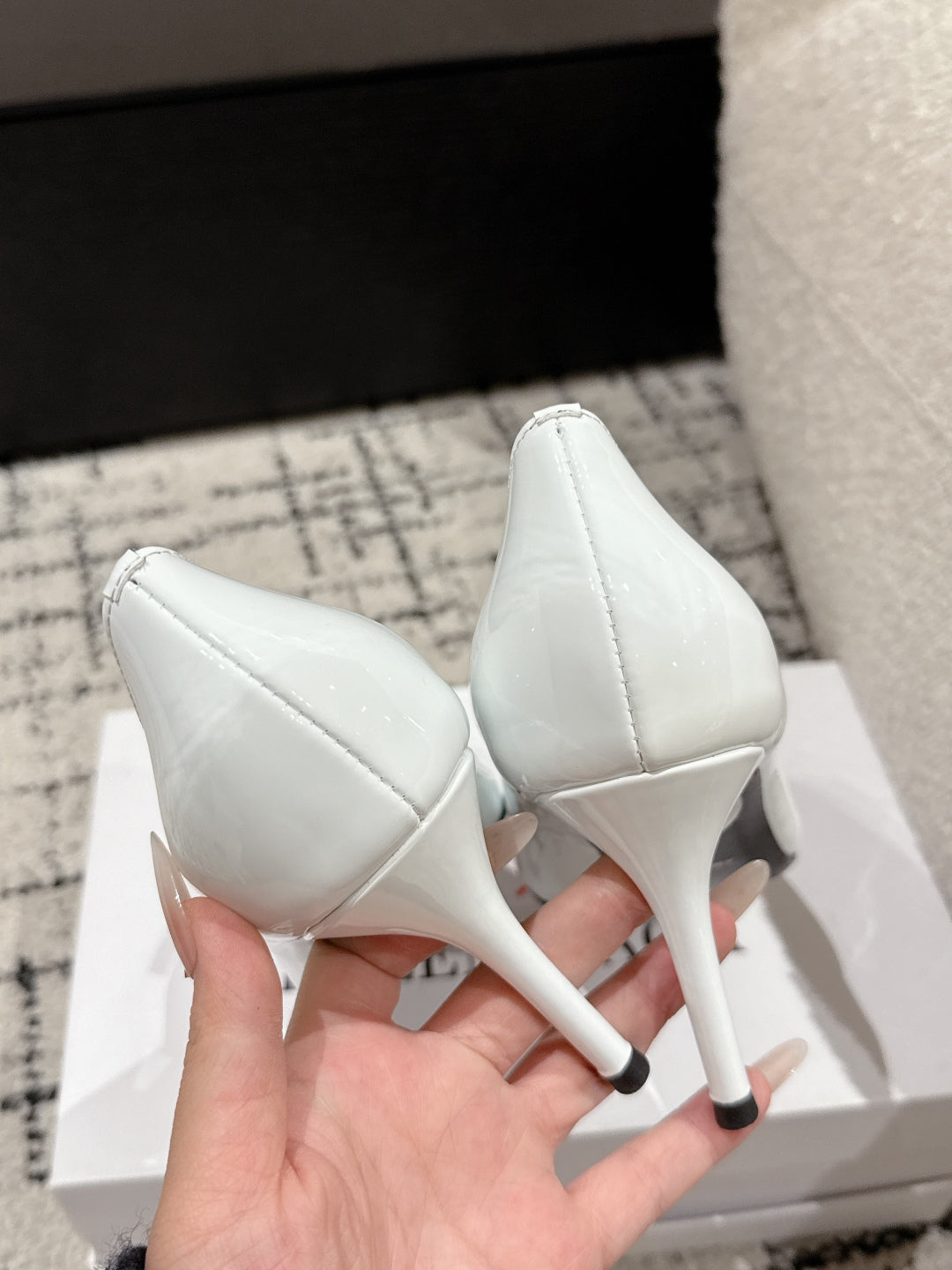 POINTED HIGH PUMPS IN WHITE PATENT CALFSKIN WITH CRYSTAL BUCKLE