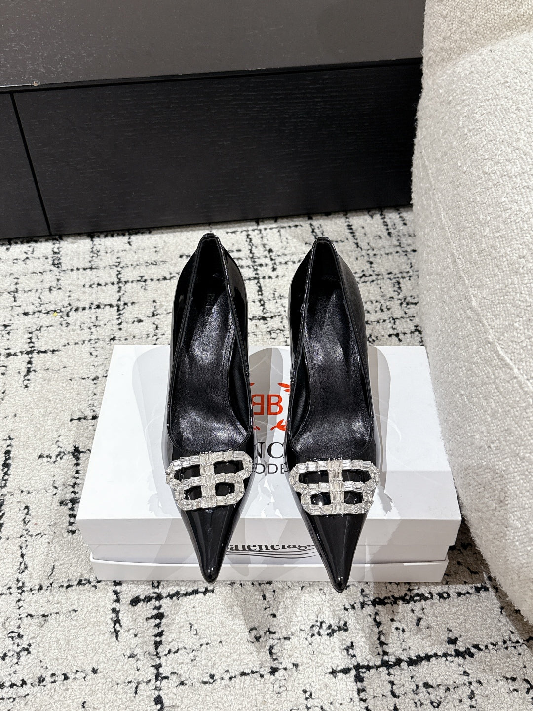 POINTED HIGH PUMPS IN BLACK PATENT CALFSKIN WITH CRYSTAL BUCKLE