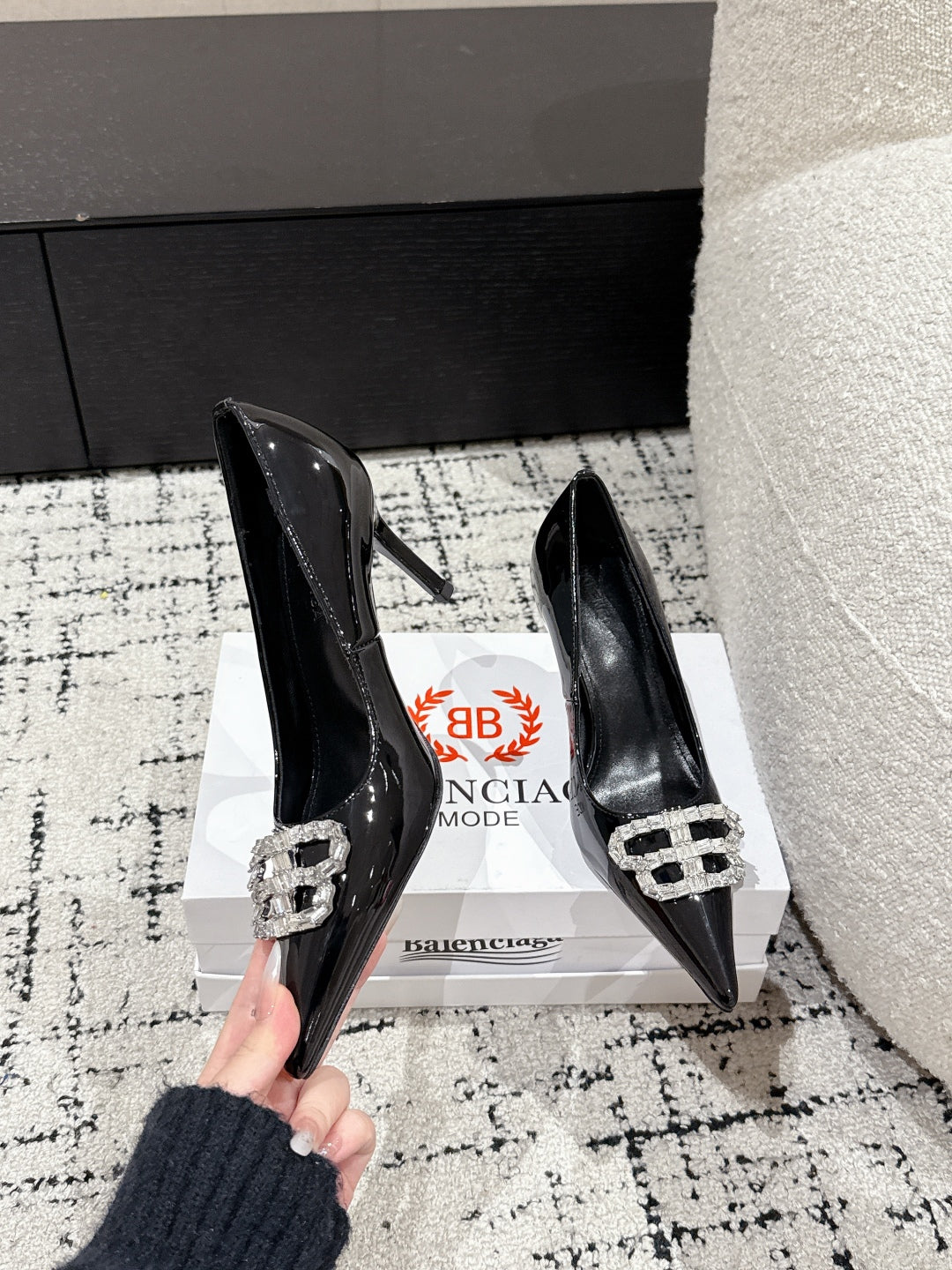 POINTED HIGH PUMPS IN BLACK PATENT CALFSKIN WITH CRYSTAL BUCKLE