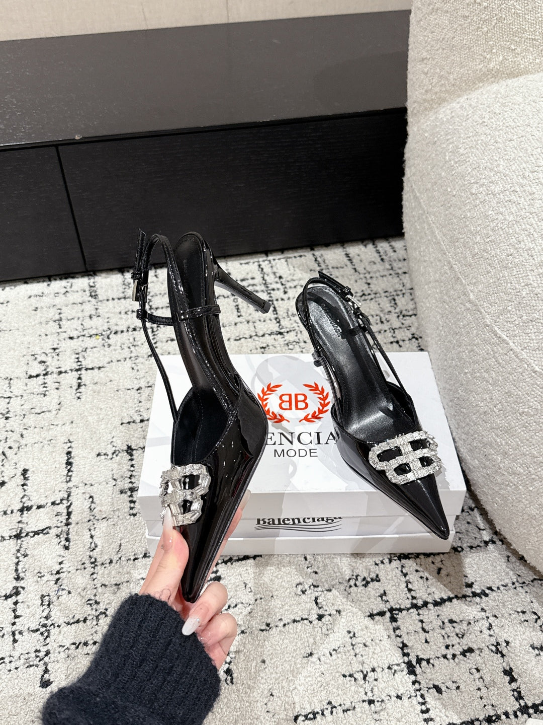 POINTED HIGH SLINGBACK IN BLACK PATENT CALFSKIN WITH CRYSTAL BUCKLE