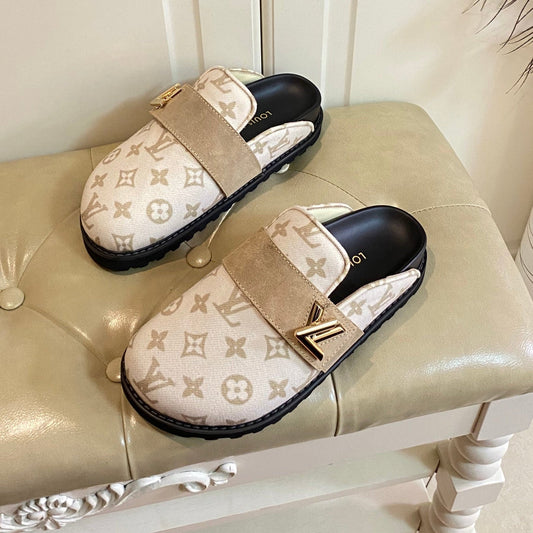 COSY FLAT COMFORT CLOG IN BEIGE MONOGRAM FABRIC